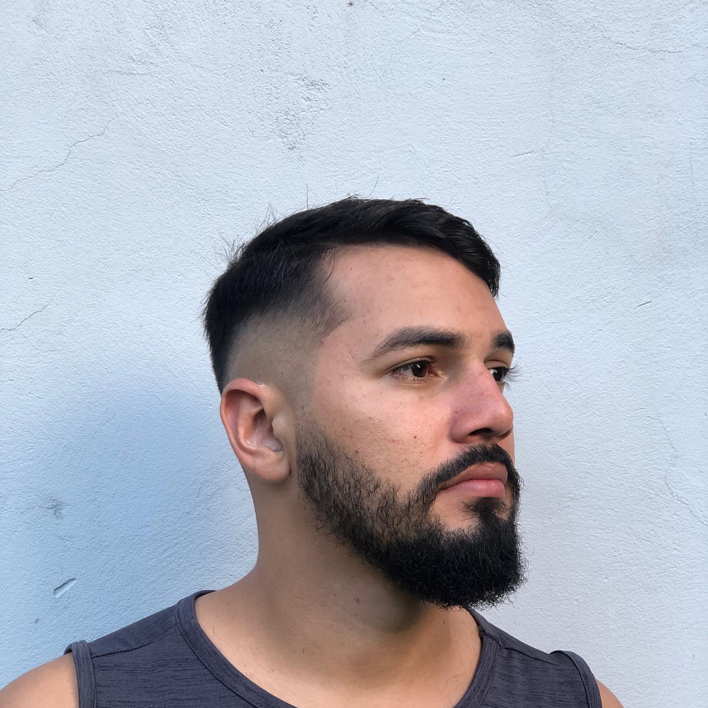 Corte degradê com barba desenhada, Barbearia Dhomini